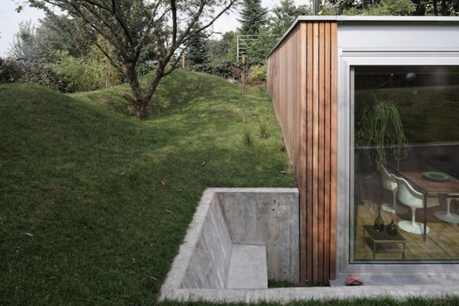 Belgium, workshop, l’escaut, atelier, skylight, natural light, larch, wood workshop, green roof, l’escaut architecture, glass sliding doors, raw concrete, sunken architecture, wooden office, office, tiny office, tiny building, white concrete, prairie grass