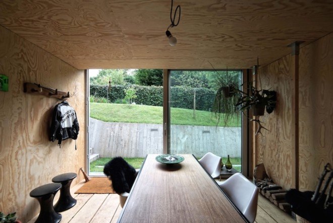 Belgium, workshop, l’escaut, atelier, skylight, natural light, larch, wood workshop, green roof, l’escaut architecture, glass sliding doors, raw concrete, sunken architecture, wooden office, office, tiny office, tiny building, white concrete, prairie grass