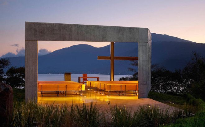 El Salvador, Coatepeque, Capilla Cardedeu, chapel, concrete, concrete chapel, volcanic lake, EMC Arquitectura, minimalist design, I-beams, wooden pews, pews, concrete lectern, contemporary chapel, chapel design, wedge-shaped architecture, cross ventilation