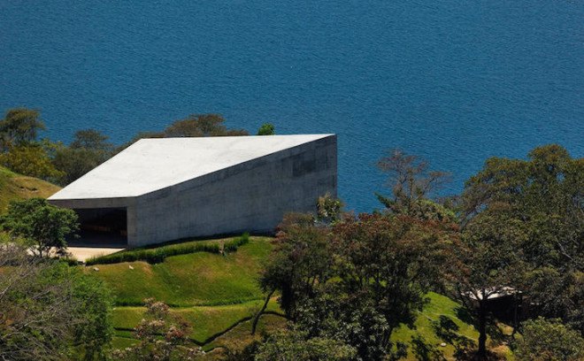 El Salvador, Coatepeque, Capilla Cardedeu, chapel, concrete, concrete chapel, volcanic lake, EMC Arquitectura, minimalist design, I-beams, wooden pews, pews, concrete lectern, contemporary chapel, chapel design, wedge-shaped architecture, cross ventilation