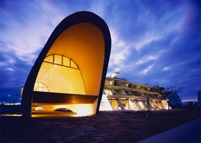 Eco Thon Chapel, chapel, Japan, Japanese architects, concrete architecture, Ryuichi Ashizawa, zigzagging facade, glass facade, artificial pond
