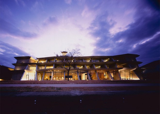 Eco Thon Chapel, chapel, Japan, Japanese architects, concrete architecture, Ryuichi Ashizawa, zigzagging facade, glass facade, artificial pond