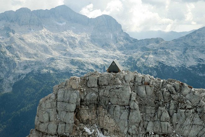 Luca Vuerich, Camping Luca Vuerich, prefab mountain refuge, dead mountain guide, isolated refuge, Foronon Buinz Mountain, Italian Alps
