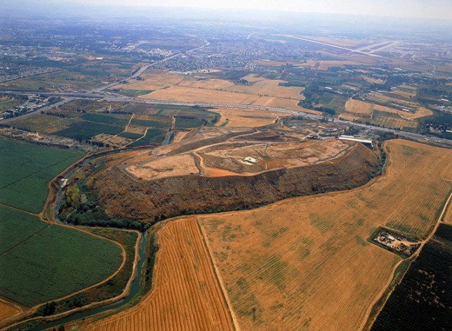 Hiriya Landfill, Ariel Sharon Park Viewing Station, with visitors, hiriya, ariel sharon park, peter latz, peter latz landscape architecture, urban planning, recycling facility, transfer station, largest recycling facility in the world, world's largest recycling plant, Ben Gurion International Airport, Tel Aviv, Israel, Ariel Sharon, bioplastic, hiriya landfill, landfills, public parks, international parks, design competitions