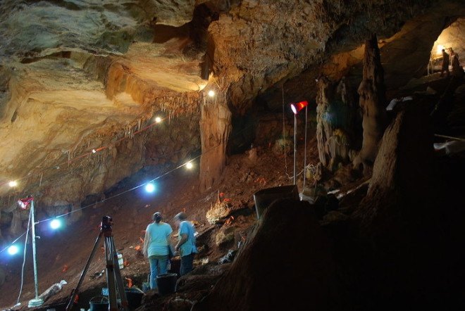 fossil, artifact, ancient, bones, skull, cranium, human, early man, homo sapiens, neanderthals, israel, cave, archaeologists, archaeology, interbreeding