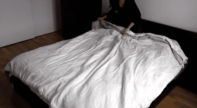 duvet video, duvet cover, duvet cover trick, duvet trick, how to put on a duvet cover, duvet cover shortcut, comforter cover, comforter cover trick, yuka yoneda