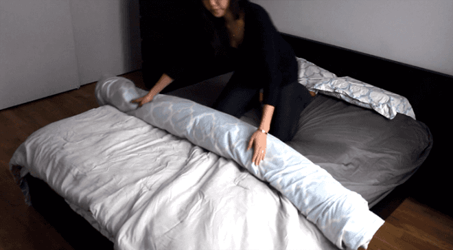 duvet video, duvet cover, duvet cover trick, duvet trick, how to put on a duvet cover, duvet cover shortcut, comforter cover, comforter cover trick, yuka yoneda