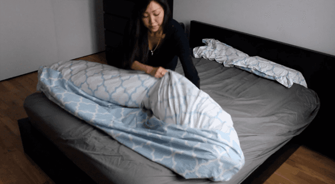duvet video, duvet cover, duvet cover trick, duvet trick, how to put on a duvet cover, duvet cover shortcut, comforter cover, comforter cover trick, yuka yoneda