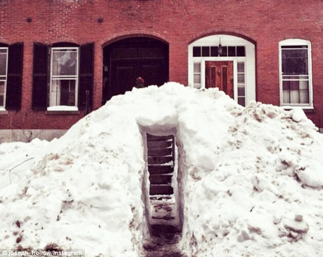 Snow tunnel, snow tunnels, digging snow tunnels, 2015 snowfall, tunnels