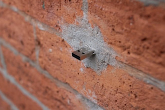 USB drive, USB flash drive, flash drive, Aram Barthall, German artist, Berlin artist, peer-to-peer network, file-sharing, art on public buildings, how-to video