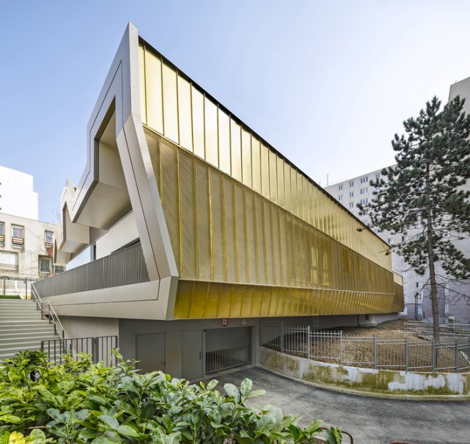 the paper nursery, wild rabbits architects, paris, france, french architecture, paris nursery school, paris nursery, childrens spaces, hidden building, rooftop garden, rooftop grass, good use of natural light, interior glass doors for light, vladimir doray