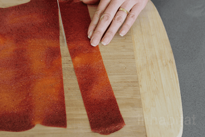 DIY fruit roll ups, DIY fruit by the foot, homemade fruit rollups, fruit rollup recipe, diy fruit leather, fruit leather recipe, healthy recipes, one ingredient fruit leather, one ingredient fruit by the foot, one ingredient fruit roll up, inhabitat, yuka yoneda, yuka yoneda diy