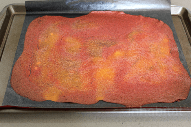 DIY fruit roll ups, DIY fruit by the foot, homemade fruit rollups, fruit rollup recipe, diy fruit leather, fruit leather recipe, healthy recipes, one ingredient fruit leather, one ingredient fruit by the foot, one ingredient fruit roll up, inhabitat, yuka yoneda, yuka yoneda diy