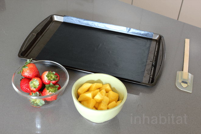 DIY fruit roll ups, DIY fruit by the foot, homemade fruit rollups, fruit rollup recipe, diy fruit leather, fruit leather recipe, healthy recipes, one ingredient fruit leather, one ingredient fruit by the foot, one ingredient fruit roll up, inhabitat, yuka yoneda, yuka yoneda diy