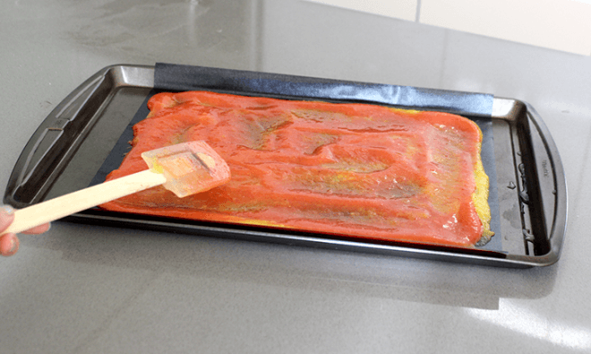 DIY fruit roll ups, DIY fruit by the foot, homemade fruit rollups, fruit rollup recipe, diy fruit leather, fruit leather recipe, healthy recipes, one ingredient fruit leather, one ingredient fruit by the foot, one ingredient fruit roll up, inhabitat, yuka yoneda, yuka yoneda diy