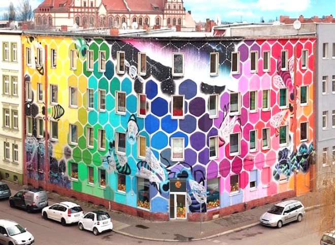 Marina Zumi, Honeycomb of Life, bee art, honeycomb art, honeybee art, All You Can Paint festival, All you can paint, Halle, mural, rainbow mural,