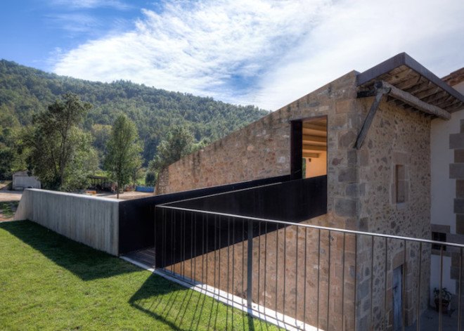 green roof, concrete, outbuilding, La Vall d'en Bas farm, Arnau Vergés, farm, Catalonia, black metal bridge, farmhouse,