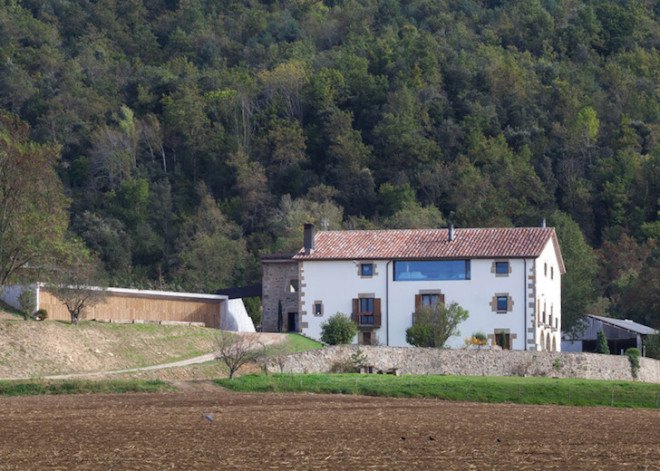 green roof, concrete, outbuilding, La Vall d'en Bas farm, Arnau Vergés, farm, Catalonia, black metal bridge, farmhouse,