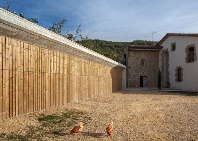green roof, concrete, outbuilding, La Vall d'en Bas farm, Arnau Vergés, farm, Catalonia, black metal bridge, farmhouse,