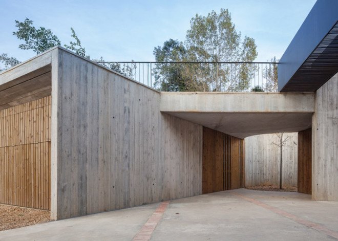 green roof, concrete, outbuilding, La Vall d'en Bas farm, Arnau Vergés, farm, Catalonia, black metal bridge, farmhouse,