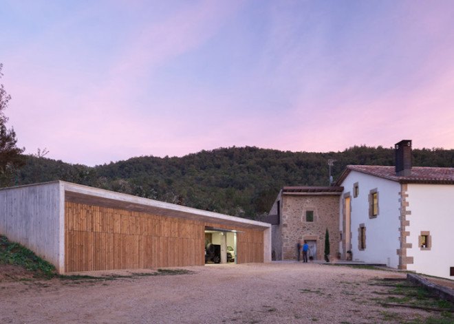 green roof, concrete, outbuilding, La Vall d'en Bas farm, Arnau Vergés, farm, Catalonia, black metal bridge, farmhouse,