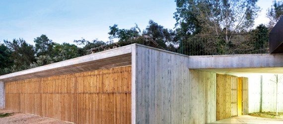 green roof, concrete, outbuilding, La Vall d'en Bas farm, Arnau Vergés, farm, Catalonia, black metal bridge, farmhouse,