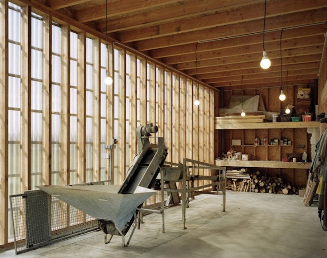 Raum architects, oyster shack, oyster hangar, France, Bretagne, oyster house, timber frame, black stained timber, white timber, minimalist, minimalist design, oyster farmer, green roof