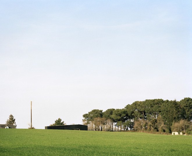 Raum architects, oyster shack, oyster hangar, France, Bretagne, oyster house, timber frame, black stained timber, white timber, minimalist, minimalist design, oyster farmer, green roof