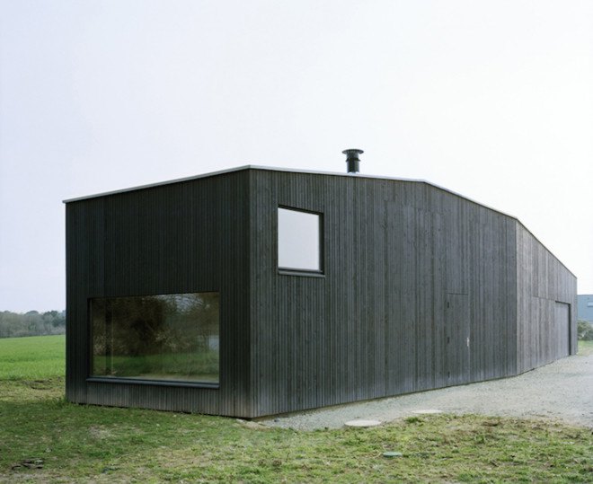 Raum architects, oyster shack, oyster hangar, France, Bretagne, oyster house, timber frame, black stained timber, white timber, minimalist, minimalist design, oyster farmer, green roof