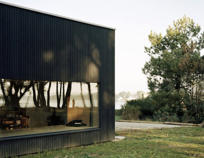 Raum architects, oyster shack, oyster hangar, France, Bretagne, oyster house, timber frame, black stained timber, white timber, minimalist, minimalist design, oyster farmer, green roof