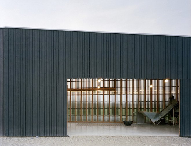 Raum architects, oyster shack, oyster hangar, France, Bretagne, oyster house, timber frame, black stained timber, white timber, minimalist, minimalist design, oyster farmer, green roof