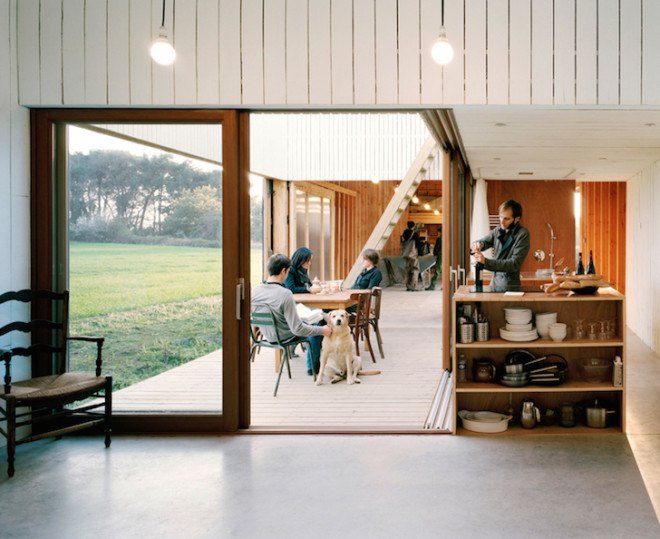 Raum architects, oyster shack, oyster hangar, France, Bretagne, oyster house, timber frame, black stained timber, white timber, minimalist, minimalist design, oyster farmer, green roof