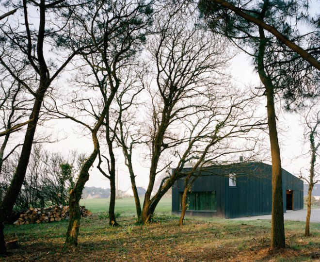 Raum architects, oyster shack, oyster hangar, France, Bretagne, oyster house, timber frame, black stained timber, white timber, minimalist, minimalist design, oyster farmer, green roof