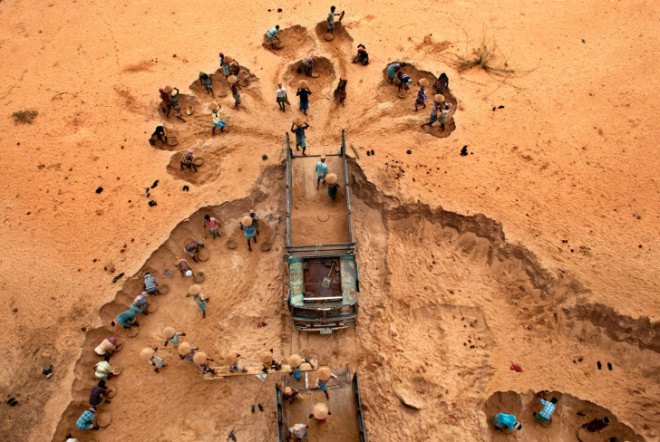 Scarcity Waste, Syngenta Photography Award, Somerset House, photographic exhibition, photography, resource consumption, pollution, inequality, hunger, poverty, global development, Mustafah Abdulaziz, Benedikt Partenheimer,