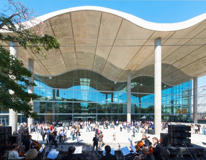 Foster + Partners, Buenos Aires city hall, Argentina, undulating roof, concrete roof, natural ventilation, thermal mass, glass facade, skylights, green architecture