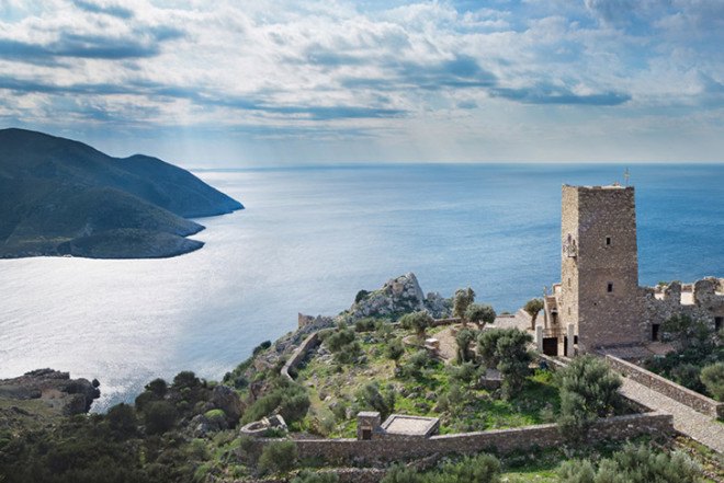 Kostas Zouvelos, Kassiani Theodorakakou, historical renovation, original stonewalls, Greece, renovated guesthouse, fortified tower