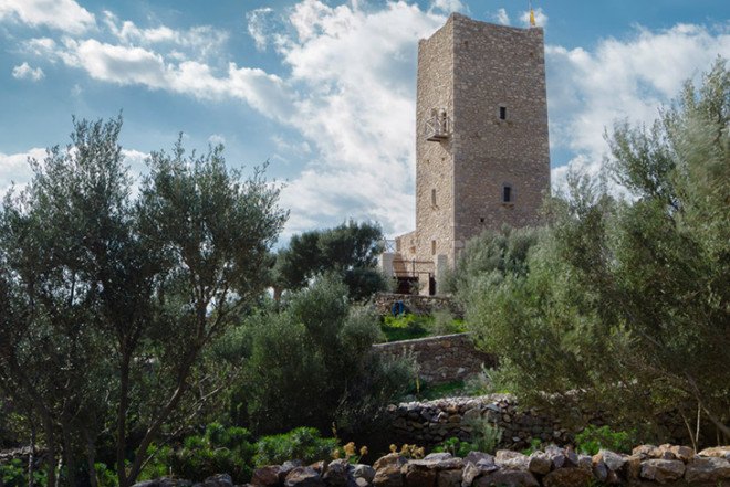 Kostas Zouvelos, Kassiani Theodorakakou, historical renovation, original stonewalls, Greece, renovated guesthouse, fortified tower