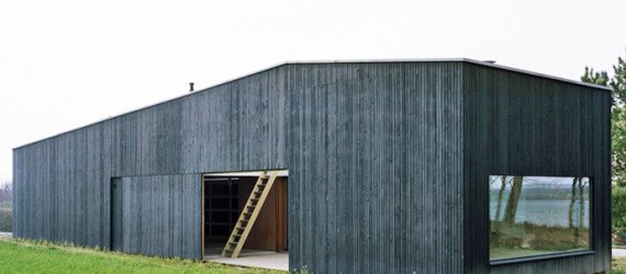 Raum architects, oyster shack, oyster hangar, France, Bretagne, oyster house, timber frame, black stained timber, white timber, minimalist, minimalist design, oyster farmer, green roof