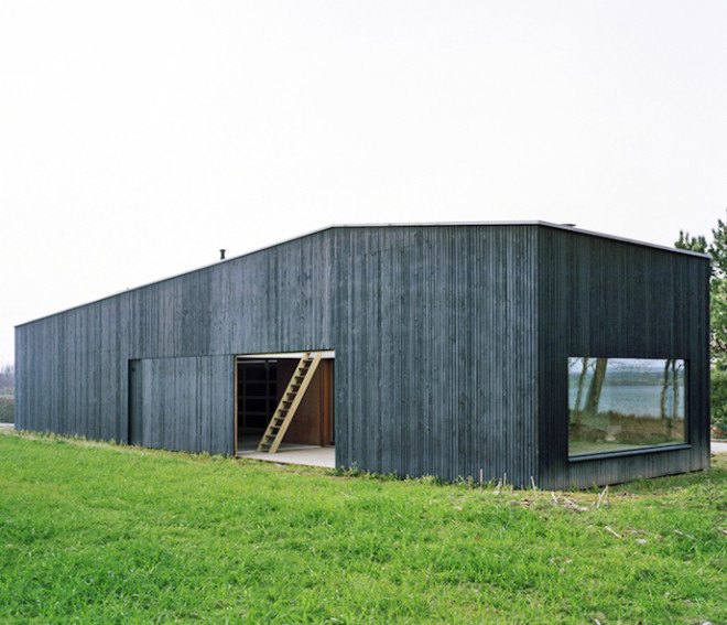 Raum architects, oyster shack, oyster hangar, France, Bretagne, oyster house, timber frame, black stained timber, white timber, minimalist, minimalist design, oyster farmer, green roof