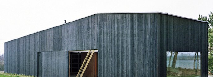 Raum architects, oyster shack, oyster hangar, France, Bretagne, oyster house, timber frame, black stained timber, white timber, minimalist, minimalist design, oyster farmer, green roof