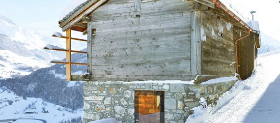 Swiss Alps, Boisset House, Savioz Fabrizzi Architectes, barn and stable, solar gain, renovation, Boisset House by Savioz Fabrizzi Architectes, Boisset Hous transformation, insulated glass, larch, larch-clad cabin, holiday home,