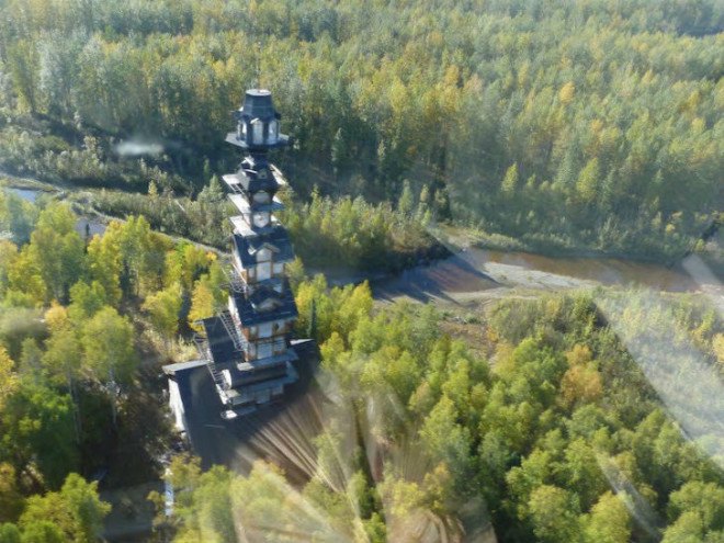 dr. seuss house alaska, alaska dr. seuss house, dr. seuss looking house in alaska, alaska crazy dr. seuss style house, house in alaska, crazy house in alaska, alaskan funky multi-story house