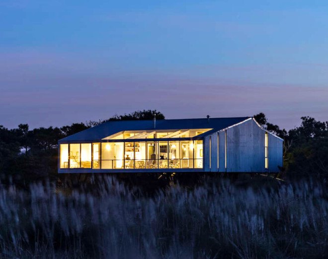 Alric Galindez, RM House, house on stilts, grassy Pampas, glazed facade, natural light, Mar de Ajó, floating house