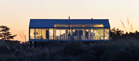 Alric Galindez, RM House, house on stilts, grassy Pampas, glazed facade, natural light, Mar de Ajó, floating house