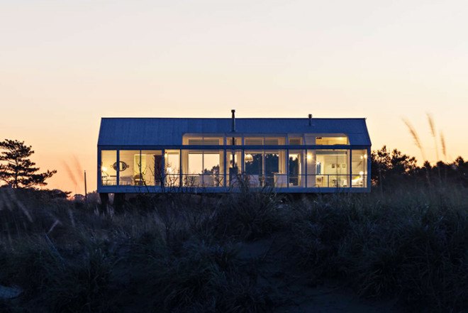 Alric Galindez, RM House, house on stilts, grassy Pampas, glazed facade, natural light, Mar de Ajó, floating house
