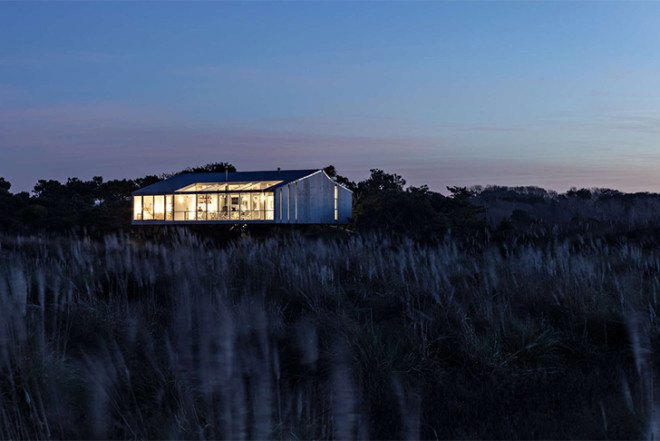 Alric Galindez, RM House, house on stilts, grassy Pampas, glazed facade, natural light, Mar de Ajó, floating house