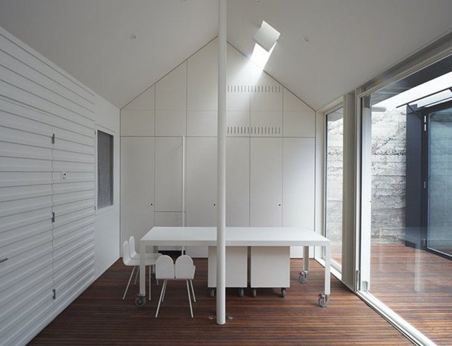 green house, Sean Godsell Architects, melbourne, australia, green renovation, automated sunscreen, aluminum screens, metal screens, aluminium, timber cottage, natural light , skylights, cathedral ceiling, inner courtyard