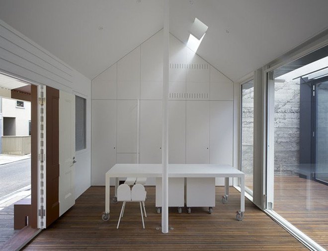 green house, Sean Godsell Architects, melbourne, australia, green renovation, automated sunscreen, aluminum screens, metal screens, aluminium, timber cottage, natural light , skylights, cathedral ceiling, inner courtyard