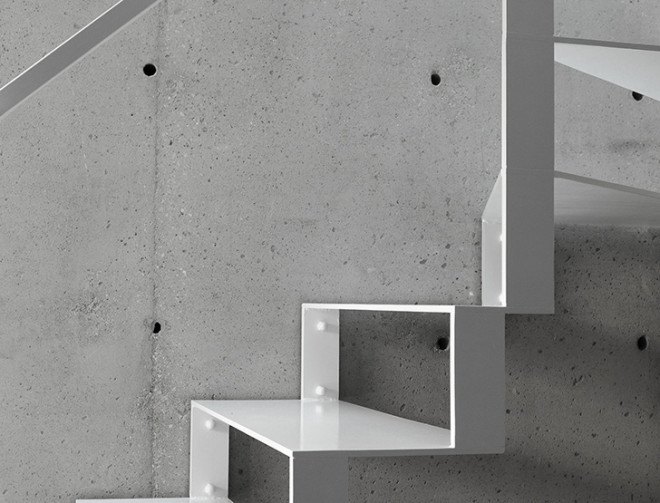 House in Lubliniec 2, Dyrda Fikus Architekci, sculptural architecture, dark exterior, polyurethane facade, residential architecture, family home, skylights, daylit house