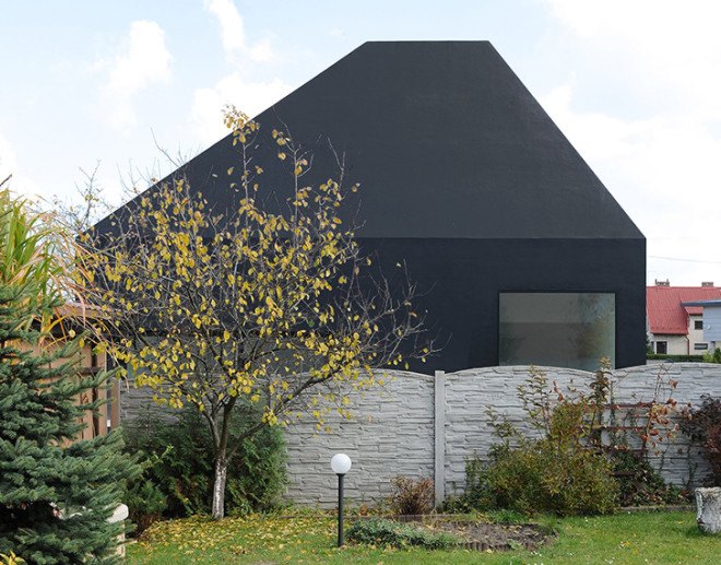 House in Lubliniec 2, Dyrda Fikus Architekci, sculptural architecture, dark exterior, polyurethane facade, residential architecture, family home, skylights, daylit house